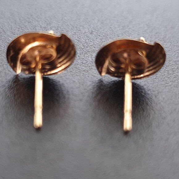 Dainty Vintage 14K Gold & Natural Sapphire Stud Earrings - Picture 10 of 12